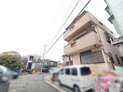 穏やかな街並みに馴染む、落ち着いた佇まい。