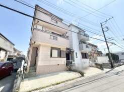 穏やかな陽光が注ぐ、心地よい空間が広がる住まい。