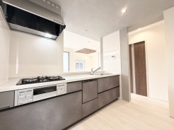 洗練されたデザインと機能性が調和する、心地よい空間。