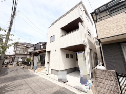 静かな住宅街に佇む、穏やかな印象の住まい