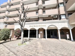 趣のあるエントランスが、心地よい暮らしを予感させます。