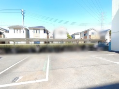 見通しの良い開放的な駐車場と、穏やかな佇まいが心地よい住まい