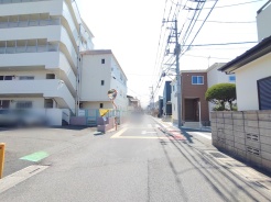 穏やかな街並みに調和する、安心感のある住まい。