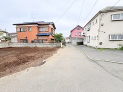 北西道路は4ｍ弱ながら、前面がひらけていて開放感があります。