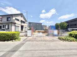 晴れやかな青空の下、心地よい風が吹き抜ける開放的な眺め。