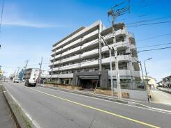 落ち着きと広がりを感じさせる、現代的な住まいの佇まい