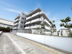 現代的なデザインが、穏やかな日常を彩る住まい