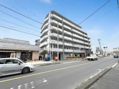 穏やかな街並みに調和する、安心感あふれる住まい。