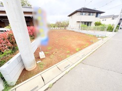 南東道路に面した、陽当たり良好な物件です。
