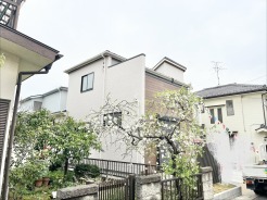木々の緑と白い花が、静かで穏やかな日常を彩る住まい