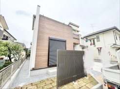 素朴な雰囲気と、地域に開かれた開放感のある外観