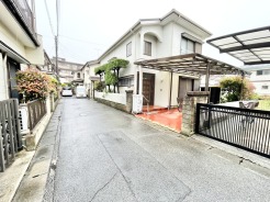 静かな住宅街に佇む、落ち着きのある住まい。