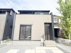 端正な佇まいが、穏やかな日常を育む住まい
