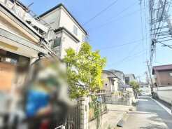 青空の下、緑が優しく街並みに彩りを添えます。