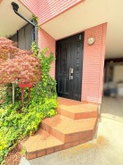 ポーチのついた玄関の印象はいかがでしょうか？入口からご覧ください。
