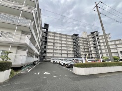 駅徒歩7分。思い切ってマイカーを１台に減らすのもアリかも。
