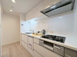 清潔感あふれる、機能的なキッチン空間