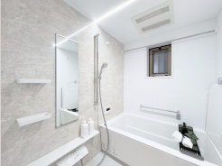 穏やかな光が包む、清潔感あふれるバスルーム。