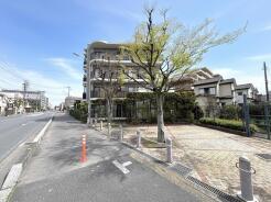 季節の息吹を感じさせる、穏やかな街並みに佇む邸宅