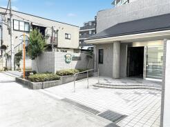 緑豊かなエントランスが、住まう人を優しく迎える佇まい。