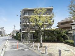 緑豊かな街並みに調和する、落ち着きのある佇まい。