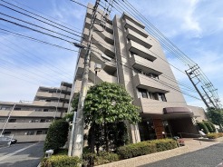 周囲の街並みと調和する重厚な佇まいが、日々の暮らしに安心感と落ち着きをもたらす住まいです。