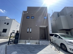 青空に映えるモダンな佇まい、洗練された空間が広がります。