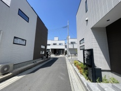 モダンな住まいが並び、静かで落ち着いた日々が送れる場所