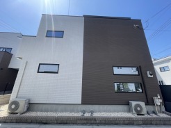 モダンな外観が印象的な、洗練された住まい