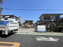 澄み渡る青空の下、新しい暮らしの舞台が整います。