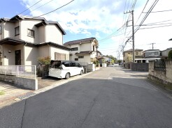 穏やかな日差しが注ぐ、落ち着いた街並みが広がります。