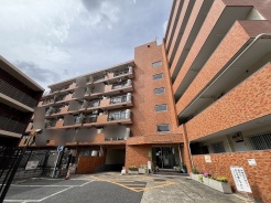 温かみのあるレンガ調の外観が街並みに馴染み、穏やかで落ち着いた佇まいを感じさせてくれる住まいです
