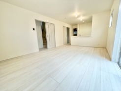 明るい木目調の床が広がる、開放的で心地よい空間。