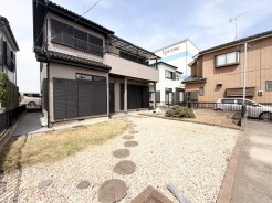 石畳が続く、落ち着きのある私邸。