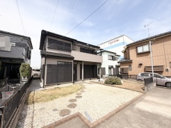 澄んだ青空の下、穏やかな時間が流れる住まい。