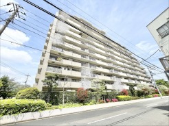 緑に囲まれ、穏やかな時間が流れる邸宅。