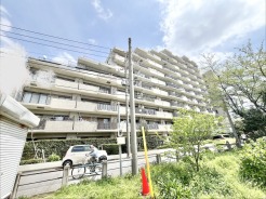 青空と緑が心地よい、穏やかな日常が流れる住まい