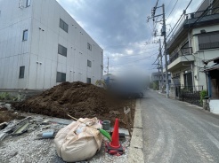 幅員の狭い道ですが、車通りの少ない住宅街に立地してます。
