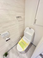 新しくお住まいになる方のことを考えて、トイレも新品に交換しました。
