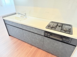 壁付けのシステムキッチンで上部にも吊戸棚付きです。