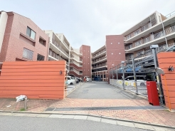 全86戸5階建の低層レジデンスです。