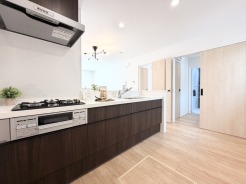 洗練された木目調のキッチン空間が、心地よい暮らしを予感させます。