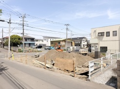 広がる空の下、新しい始まりを感じさせる穏やかな景観。