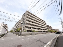 穏やかな街並みに溶け込む、ゆとりある暮らしを育む住まい