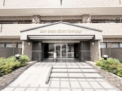 洗練されたエントランスが、穏やかな日常の始まりを予感させます。