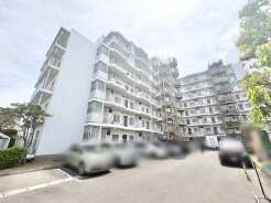 建物を包み込むような、穏やかな空と緑が心地よい住まい