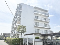 白い外壁と青い空が調和し、穏やかな日々が送れそうな空間。