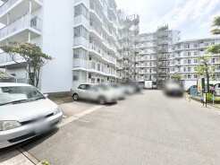 開放感のある空と、緑の調和が心地よい住まい。