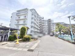 広々とした空の下、穏やかな日常が広がる住まい。