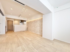 自然な素材感と間接照明が織りなす、穏やかで洗練された空気感が心地よい空間です。